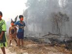 Foto: ANTARA FOTO/Auliya Rahman/Sejumlah anak melihat kebakaran lahan yang mendekati permukiman warga di Kelurahan Sabaru, Palangka Raya, Kalimantan Tengah, Sabtu (15/8/2026). Foto: ANTARA FOTO/Auliya Rahman/Sejumlah anak melihat kebakaran lahan yang mendekati permukiman warga di Kelurahan Sabaru, Palangka Raya, Kalimantan Tengah, Sabtu (15/8/2026).