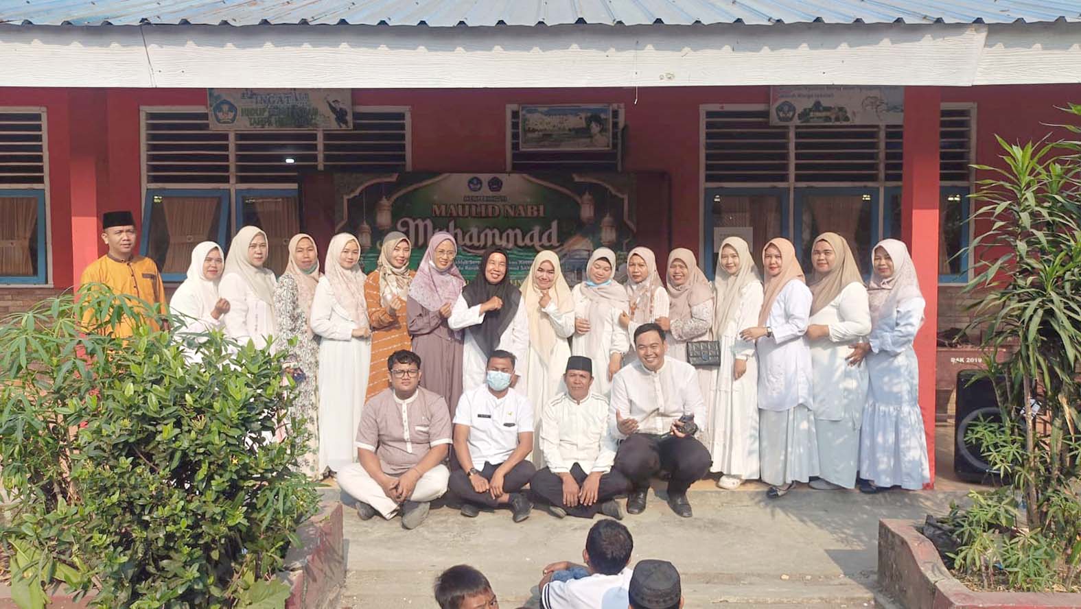 Kepala SDN 56 Lubuk Linggau foto bersama dengan dewan guru dan staf setelah melaksanakan kegiatan Shalat Istisqa dan Peringatan Maulid Nabi Muhammad SAW. Foto: Muslimin/Linggau Pos