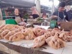 Salah satu pedagang daging ayam potong di Pasar B Srikaton Kecamatan Tugumulyo Musi Rawas. Salah satu pedagang daging ayam potong di Pasar B Srikaton Kecamatan Tugumulyo Musi Rawas.