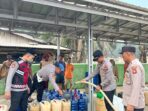 Polda Sumsel salurkan 10 ribu liter air bersih untuk warga terdampak kekeringan di Muba. Foto : Dok. Polda Sumsel Polda Sumsel salurkan 10 ribu liter air bersih untuk warga terdampak kekeringan di Muba. Foto : Dok. Polda Sumsel