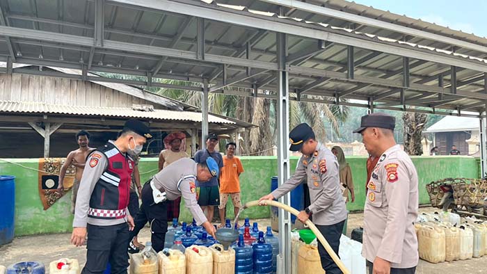 Polda Sumsel salurkan 10 ribu liter air bersih untuk warga terdampak kekeringan di Muba. Foto : Dok. Polda Sumsel