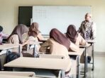 Rusmianto, S.S., saat memberikan pembelajaran kepada siswa SMA di LKP NEL.C. Rusmianto, S.S., saat memberikan pembelajaran kepada siswa SMA di LKP NEL.C.