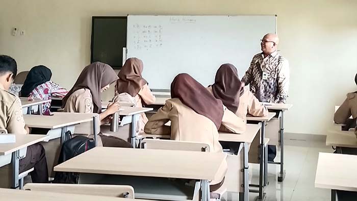 Rusmianto, S.S., saat memberikan pembelajaran kepada siswa SMA di LKP NEL.C.