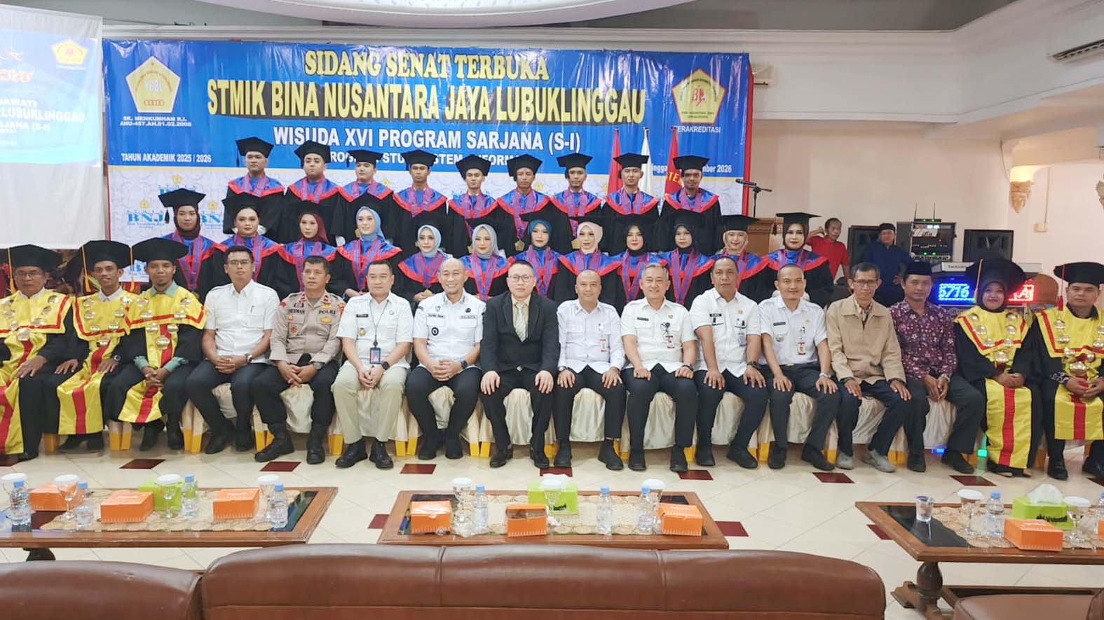 Wali Kota Lubuk Linggau H Rachmat Hidayat, Ketua Yayasan Bina Bangsa Lubuk Linggau Ardiansyah, S.Kom., bersama unsur pimpinan STMIK BNJ, wisudawan dan tamu undangan berfoto bersama. Foto : Mukmin / Linggau Pos –