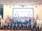 Dekan FISIP UNMURA Dr. Eva Kurnia Farhan, S.IP., M.P.A., didampingi para dosen, foto bersama seluruh peserta Yudisium XIX dan XX FISIP UNMURA Tahun Akademik 2025/2026.