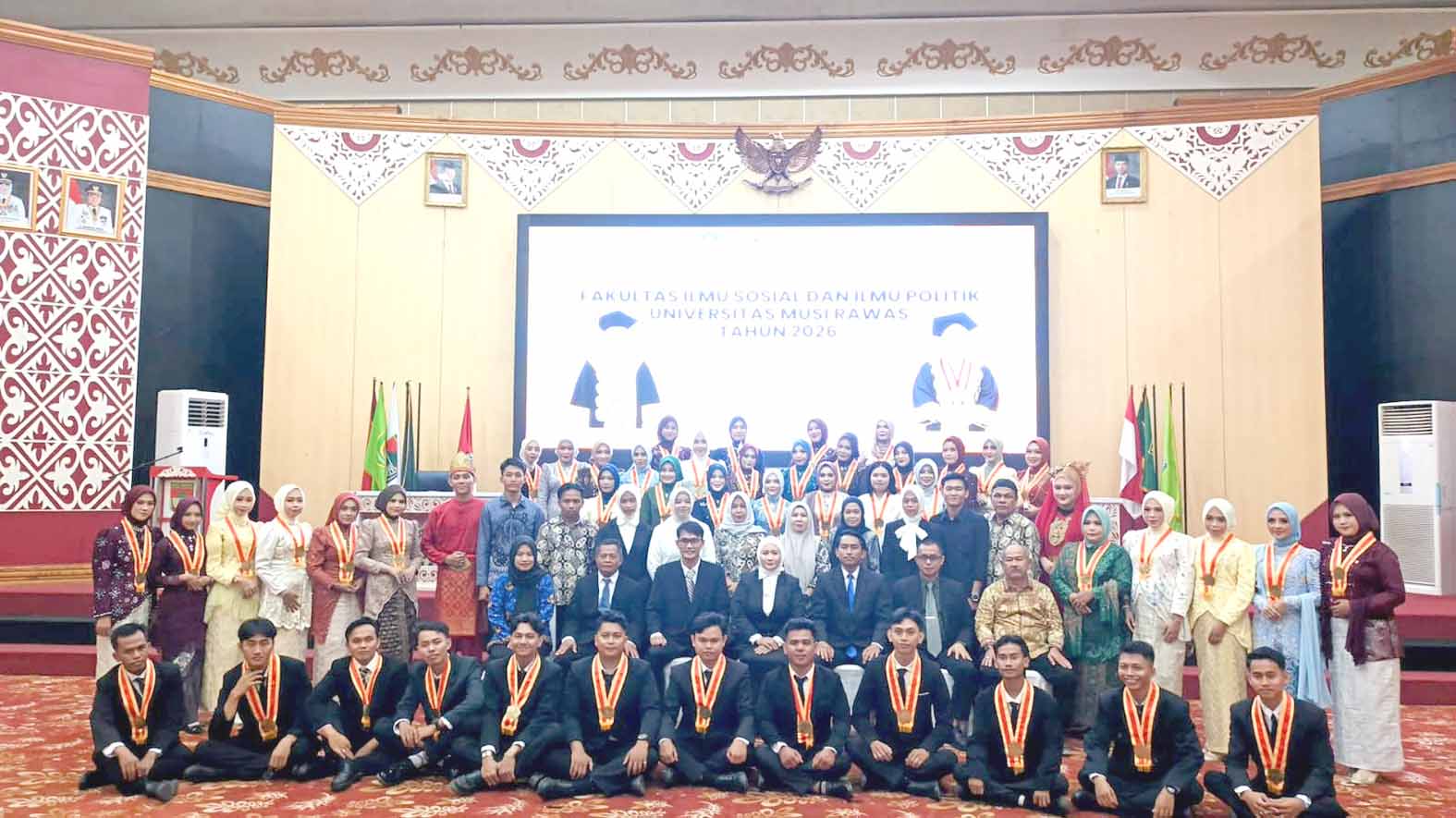 Dekan FISIP UNMURA Dr. Eva Kurnia Farhan, S.IP., M.P.A., didampingi para dosen, foto bersama seluruh peserta Yudisium XIX dan XX FISIP UNMURA Tahun Akademik 2025/2026.